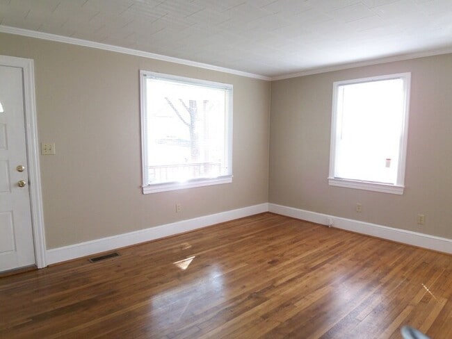 Building Photo - Ranch Home in NODA Area of Charlotte w/ Fe...