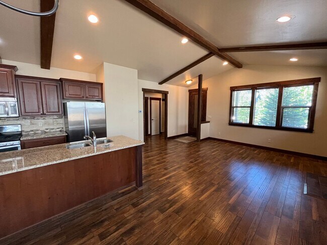 Building Photo - Charming 3 Bed/2 Bath Single Level Craftsm...