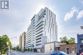 Building Photo - 3018 Yonge St