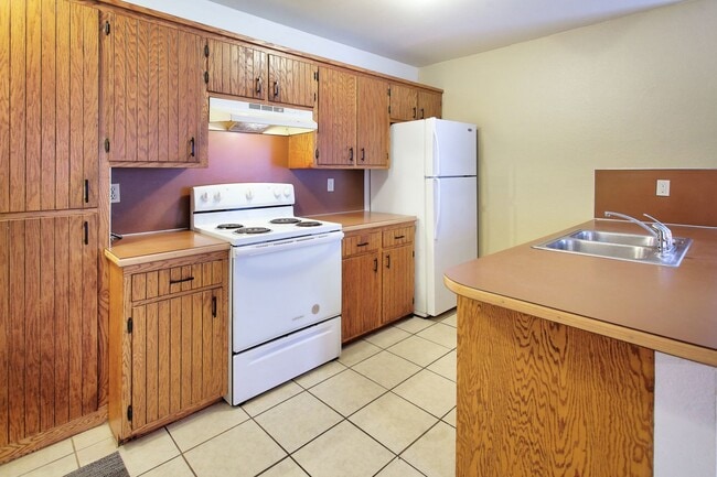 Foto del edificio - Two Bedroom - Ground Floor - Attached Garage