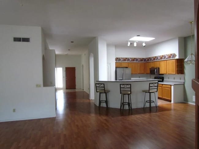 Building Photo - 742 N Ave Valiente
