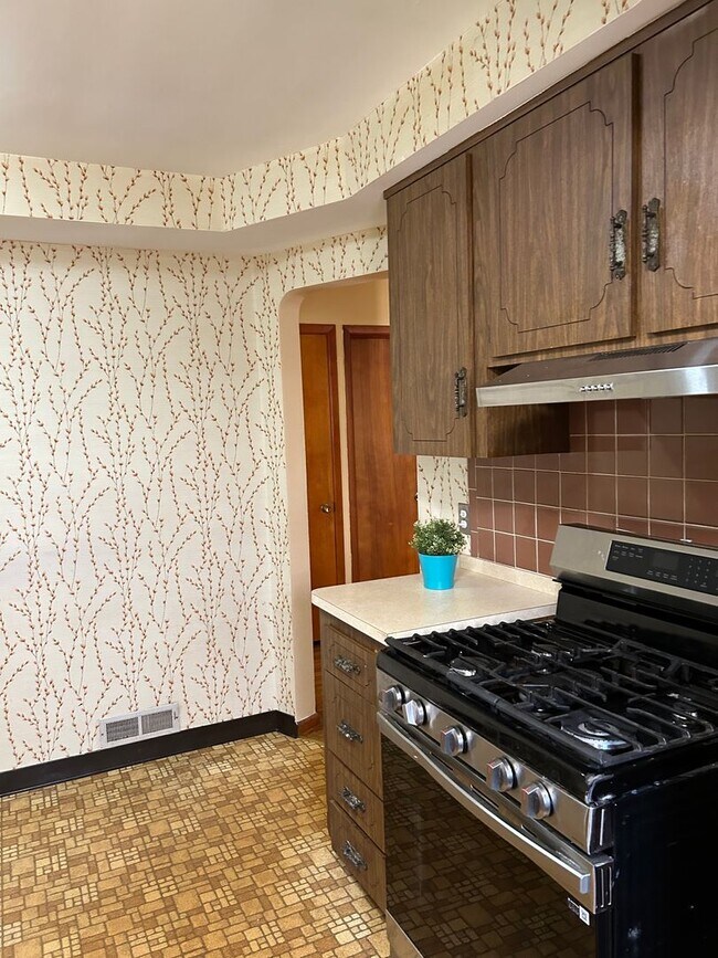 Building Photo - Brick 4 Bedrooms house is South Euclid With 2 Cars Detached Garage for Rent