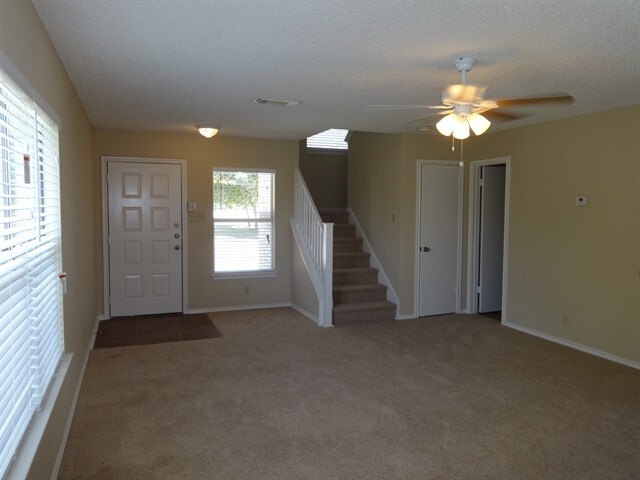 Building Photo - 8225 Laurel Bend
