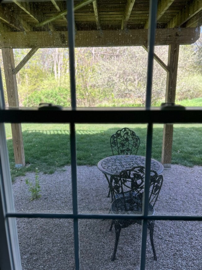 Building Photo - 335 Old River Rd