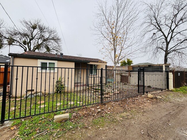Building Photo - Cute Refurbished Studio Home.
