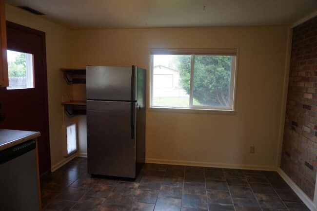 Building Photo - Two Bedroom Duplex in Golden!!