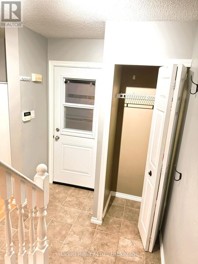 Building Photo - 20 Daybreak Dr