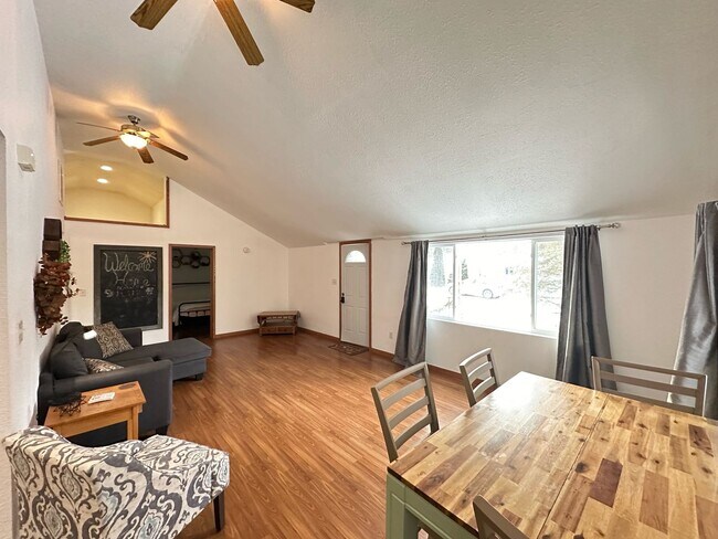 Building Photo - 2 Bedroom 1 Bath - Close to Lakes!