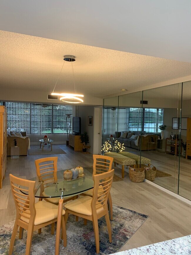 Whitehall of Pine Island Apartments for Rent with a Living Room Davie