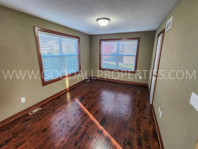 Building Photo - 4 bedroom home a block east of Centennial ...