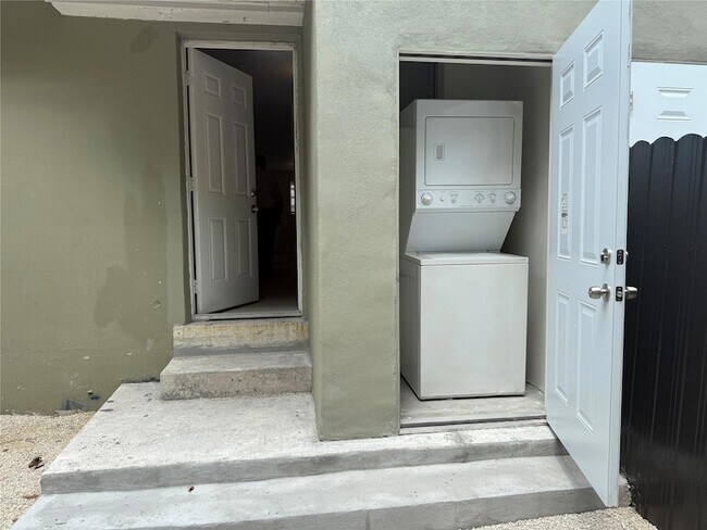 Foto del edificio - 2830 NW 15th Ct