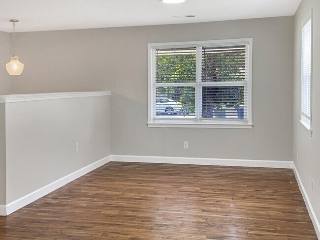 Foto del edificio - 120 Eastway Ln