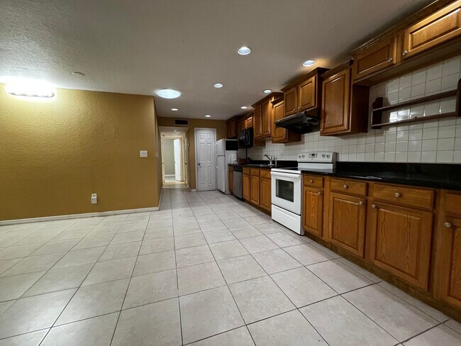 Building Photo - 4387 Golfers Cir W