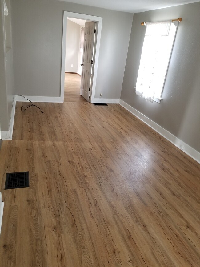 sala de estar - 705 E 10th St