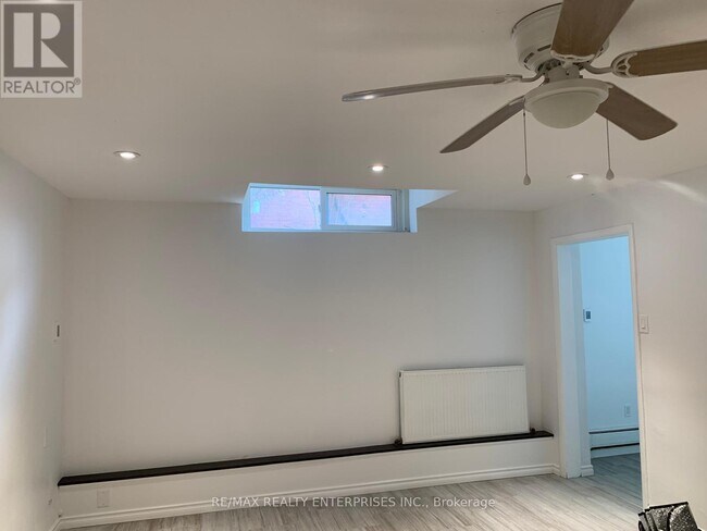 Photo du bâtiment - 142 Emerald St S