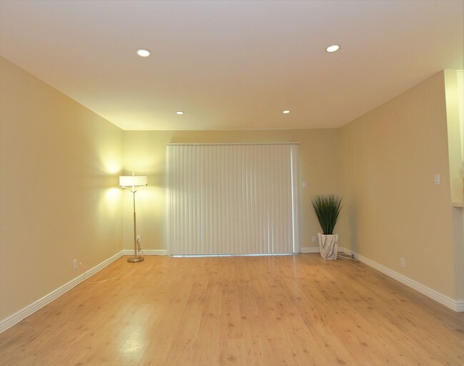 Building Photo - 1 Bedroom Condo For Lease in Fullerton