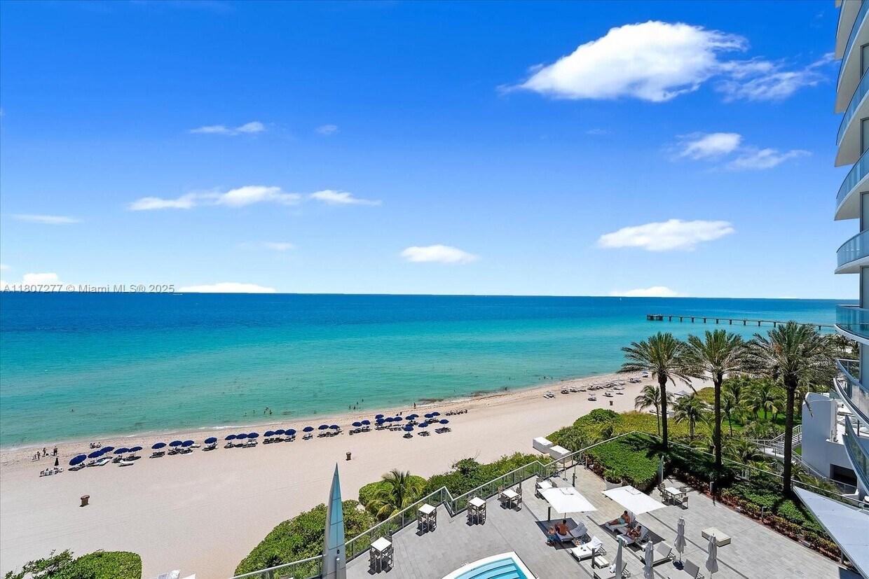 Foto principal - 17121 Collins Ave