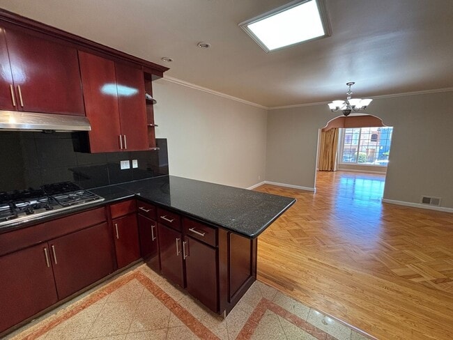 Building Photo - Bright & Spacious Single Family Home - Par...