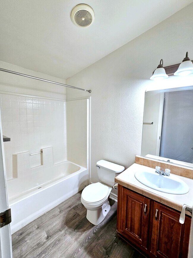 Building Photo - Cozy 3 Bedroom 2 Bathroom Home