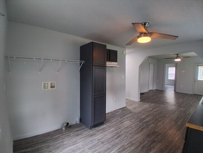 Building Photo - 320 Vermilion St