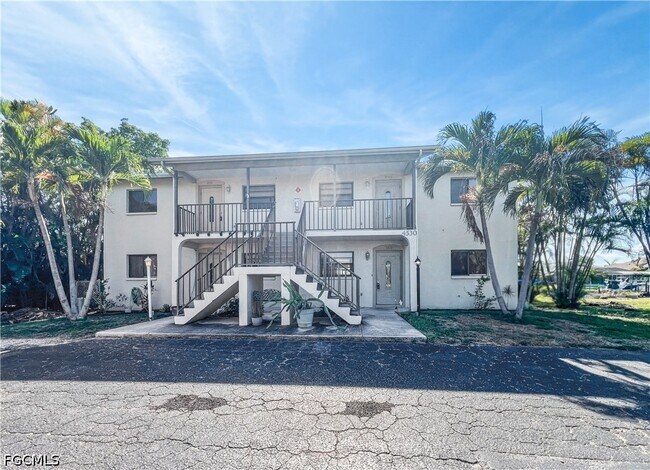 Building Photo - 4530 SW 10th Ave