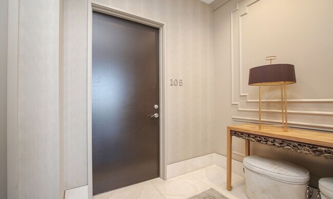 Foto del edificio - Exquisite Luxury high-rise 2 bedroom, 2bat...