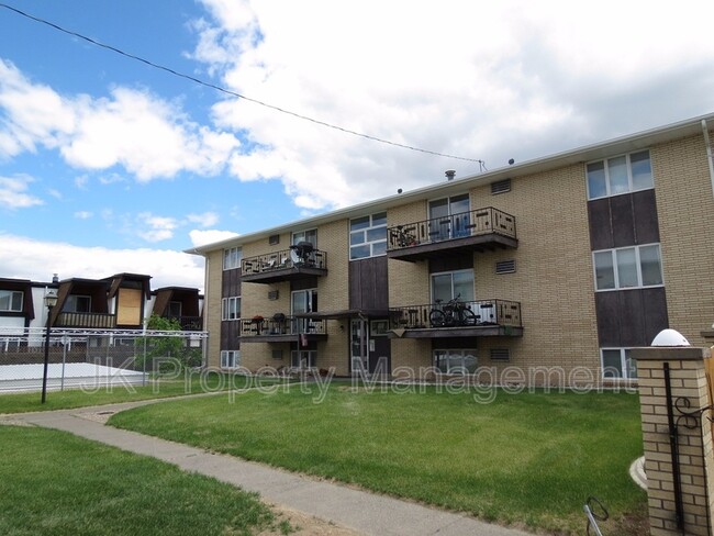 Building Photo - 1401-142B 2b St S