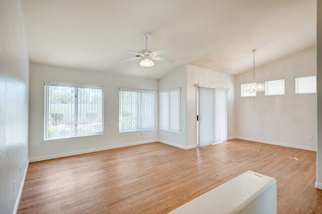 Foto del edificio - Charming 2 Bedroom, Single-Story Home in S...