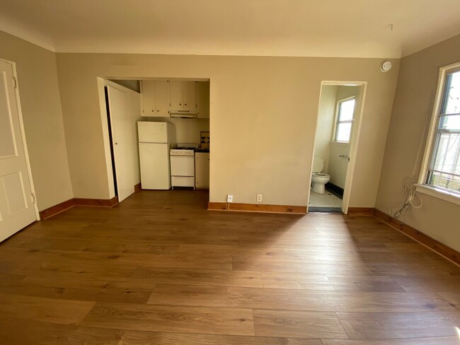 Building Photo - Carlton Way Apartments