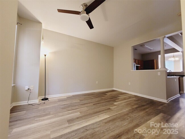 Foto del edificio - 563 E 9th St