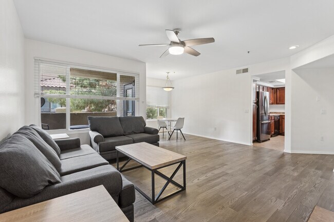 Los nuevos y amplios ventanales aportan una suave luz vespertina. - 4925 E Desert Cove Ave