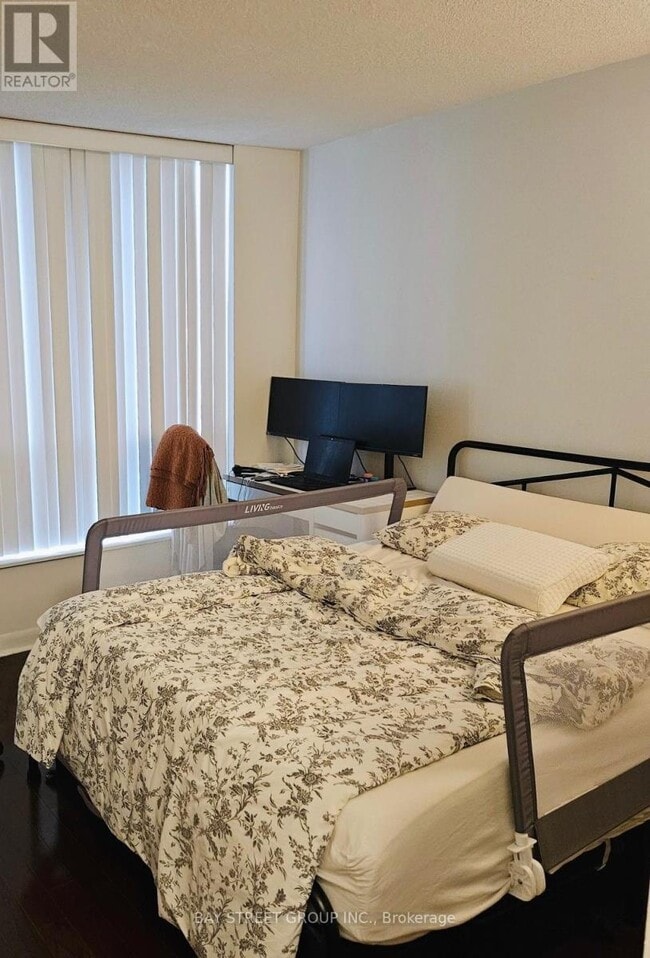 Photo du bâtiment - 33 Sheppard Ave E