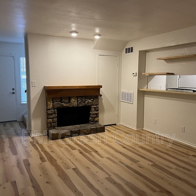 Building Photo - 2216 E 66th Pl