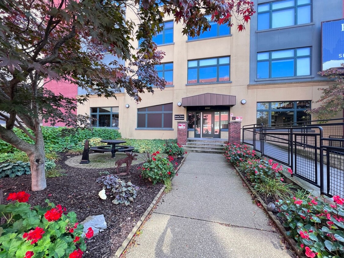 600 Monroe Ave NW Unit 600 Monroe Ave NW Apt 206, Grand Rapids, MI