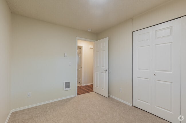 2 habitaciones, 1 baño, 740 pies cuadrados, segundo dormitorio - Lake Village and Lakewood Apartments