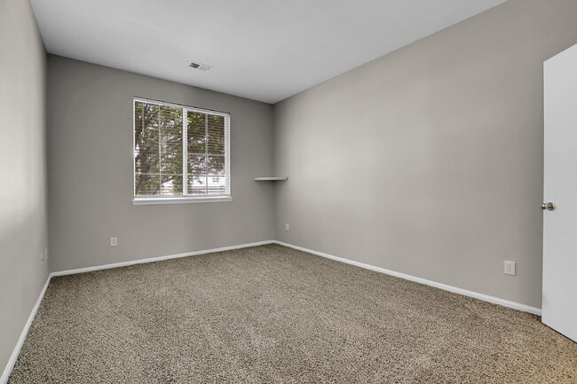 Building Photo - $2,295.00, 2 bedroom plus office, 2 bathro...