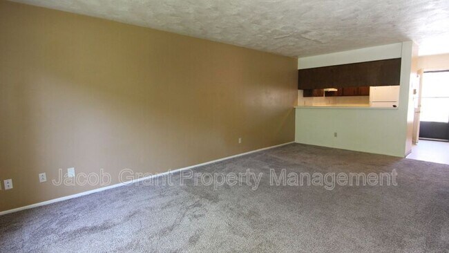 Building Photo - 693 N Fanning Ave