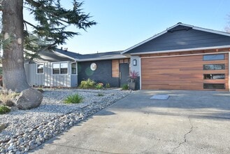 Building Photo - 990 S Clover Ave