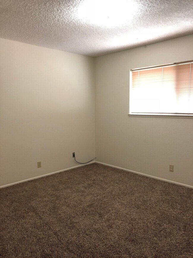 Foto del edificio - AVAILABLE NOW!!