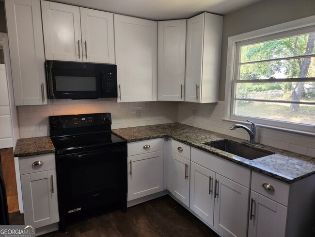 Building Photo - 224 Larkspur Ln