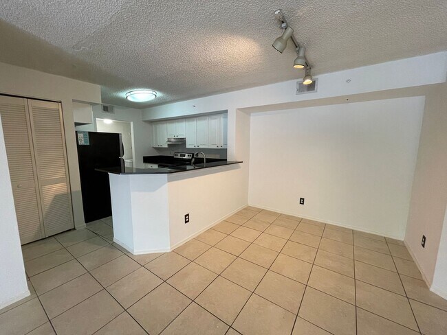 Foto del edificio - ANNUAL RENTAL 1 BED + DEN/1 BATH AT IBIS CLUB