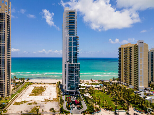 Building Photo - Château Beach