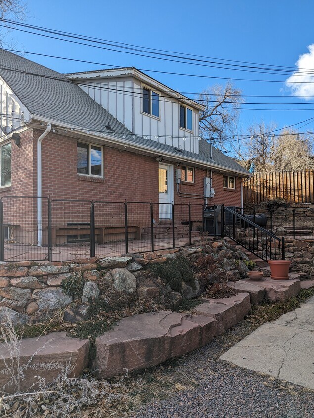 Entrance - 409 Illinois St