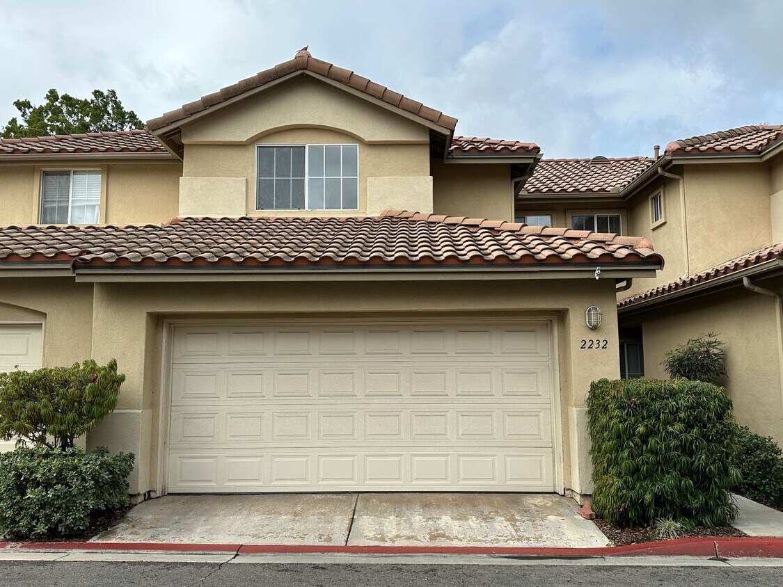 Foto principal - Centrally Located Townhome w/ 2 Car Garage...