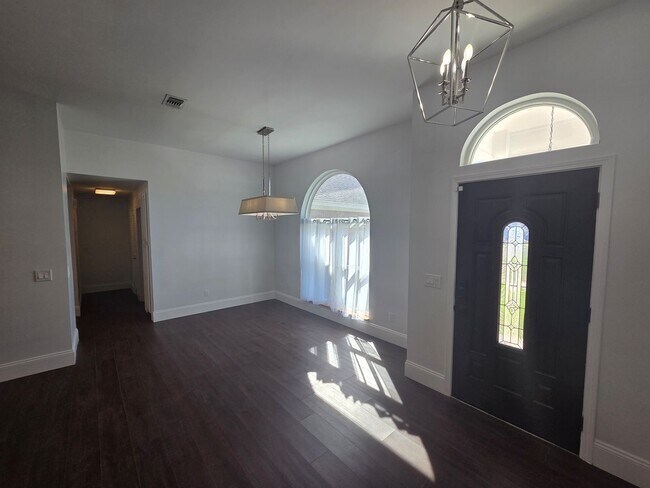 Foto del edificio - Spacious 4Bed/2Ba Brick Home w/Inground Pool in Mowat Highlands! *1/2 OFF Security Deposit for Ac...
