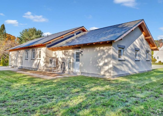 Building Photo - 7 Meadow Ln