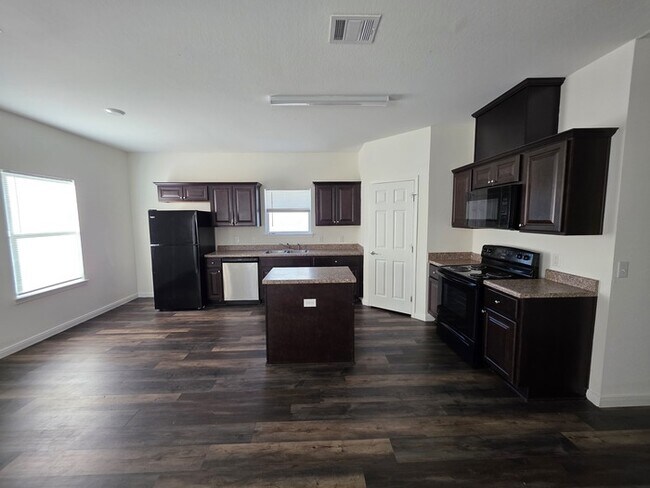 Building Photo - 4/2/2-Ready for Move In