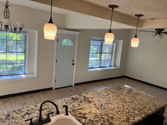 Foto del edificio - 626 Trailwood Ct