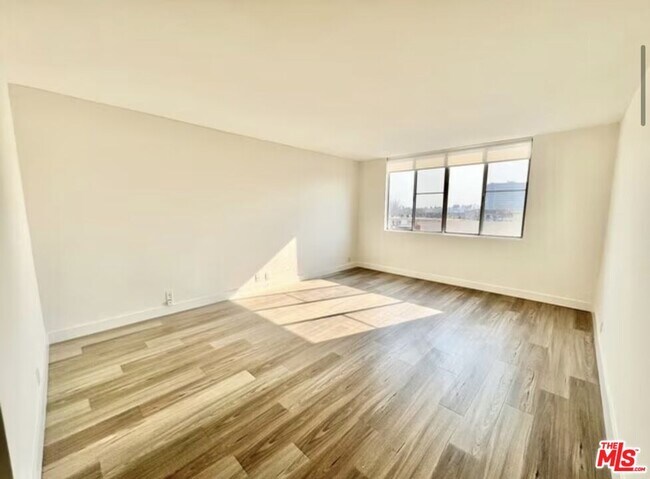 Foto del edificio - 468 S Roxbury Dr