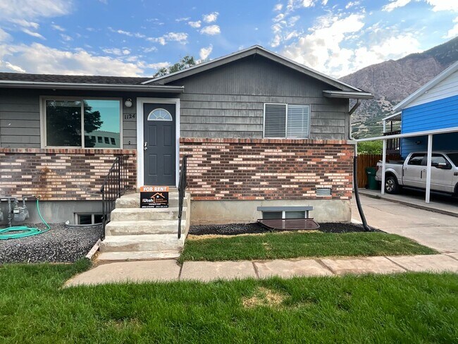 Building Photo - 1124 Vitt Dr